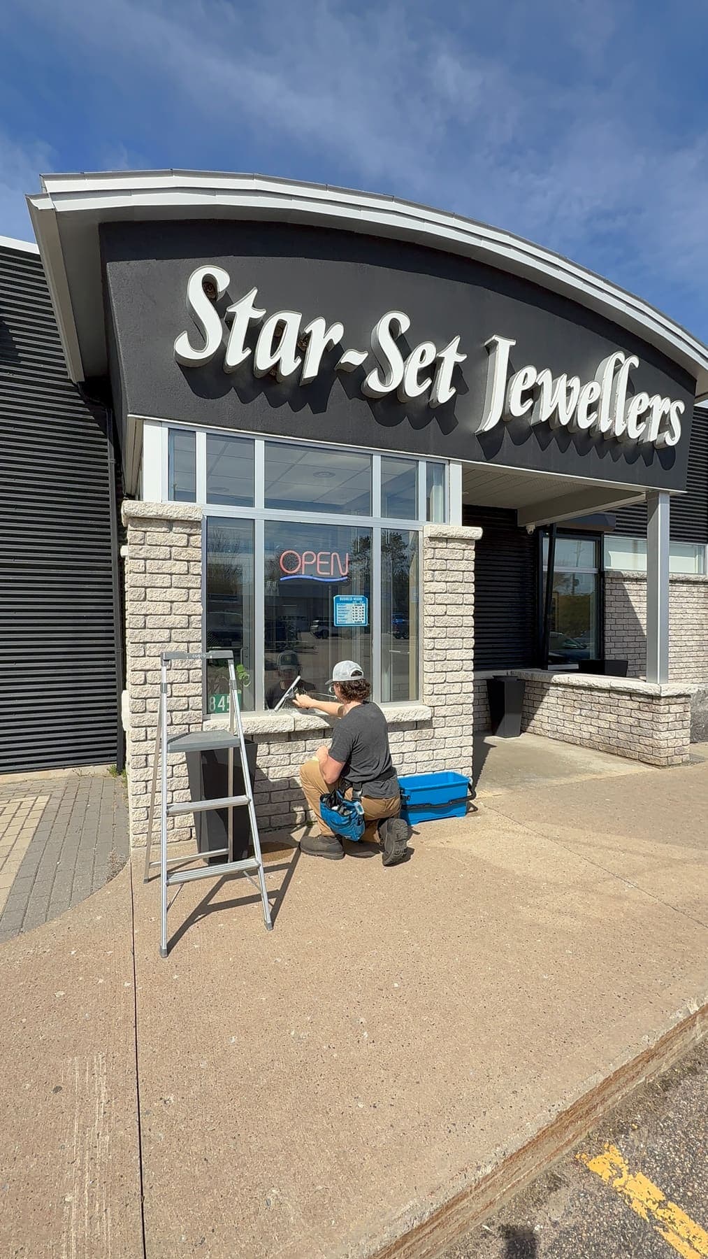 PVS technician cleaning Star-Set Jewellers exterior windows